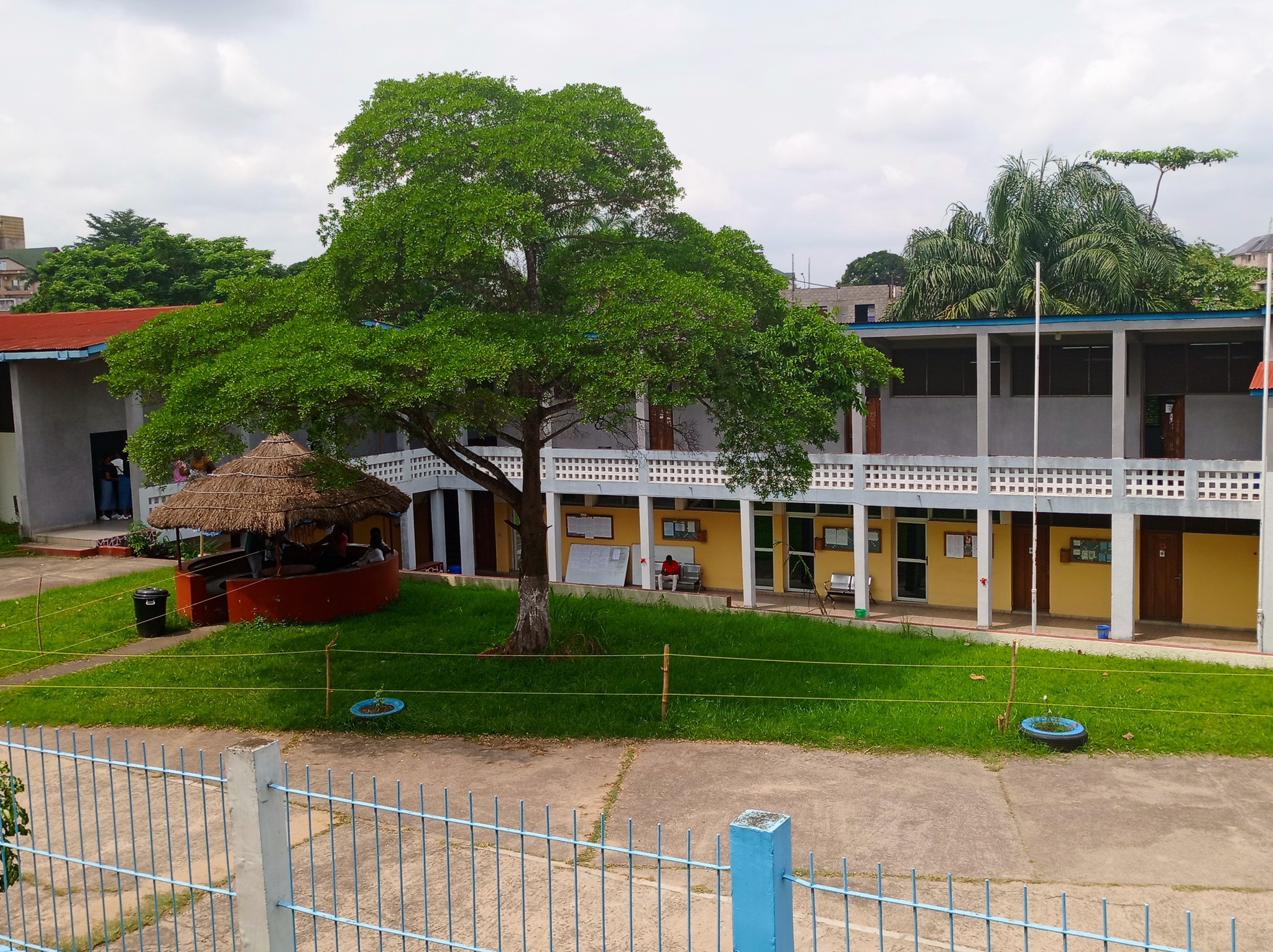 Bâtiment principal de l'Université de Mazenod (Udmaz)